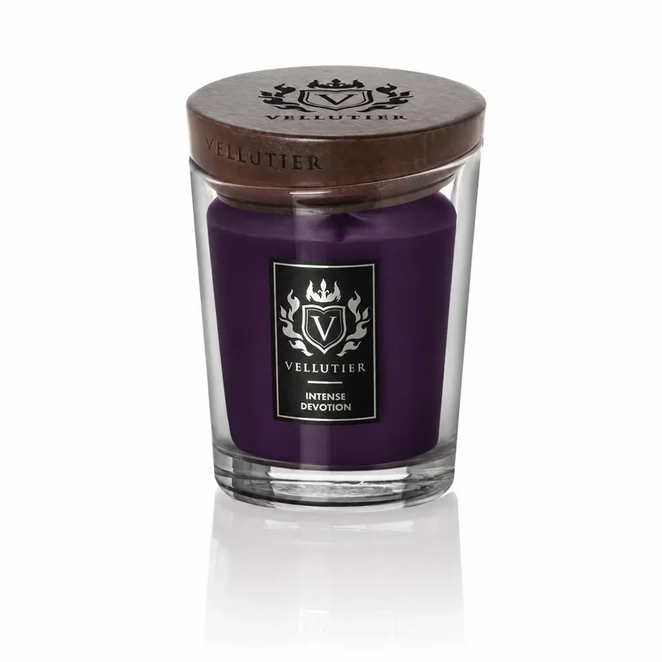 Middelgrote kaars Intense Devotion uit Grand Collection met houten deksel